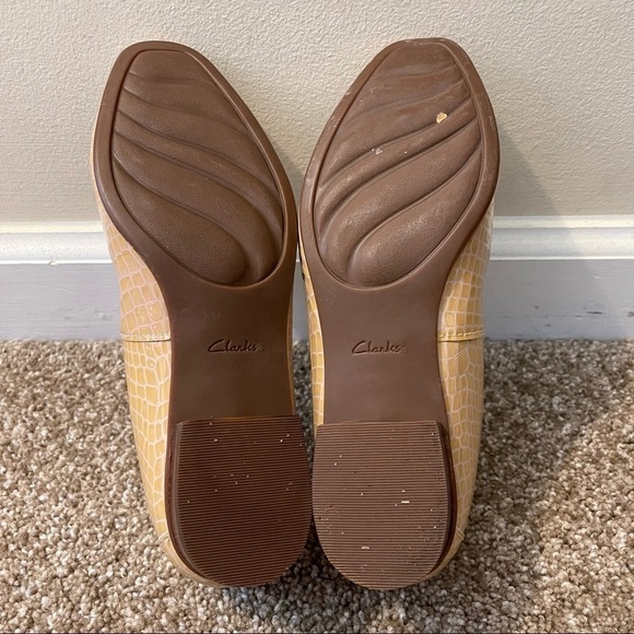 Clarks Artisan Women's Slip On Comfort Flats Beige Snake Prints Size 6.5M - Picture 9 of 9